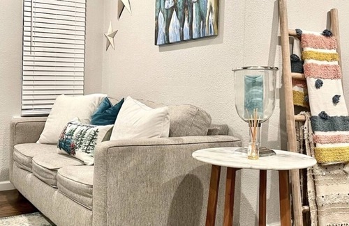 Oak Cliff House | 4BR renovated modern & tastefully decorated ! Free parking!