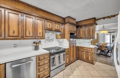 Owasso House | 4BR Retreat w/KING Bed, Hot Tub & Prime Location