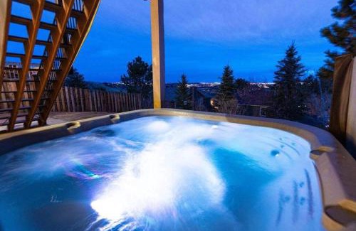 Northwest Colorado Springs House | 4BR-Sleeps 10-Hot Tub-Air Hockey-Gorgeous Views