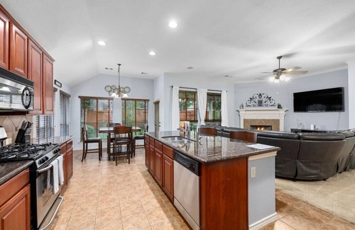Houston House | 4BR Sleeps 9, Foosball, Patio, Near Race Park