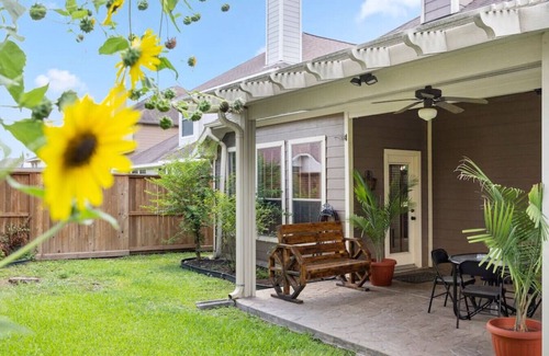 Houston House | 4BR Sleeps 9, Foosball, Patio, Near Race Park