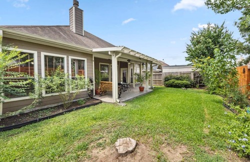 Houston House | 4BR Sleeps 9, Foosball, Patio, Near Race Park