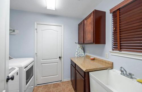 Houston House | 4BR Sleeps 9, Foosball, Patio, Near Race Park