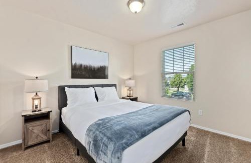 Meridian House | 4br Sleeps 9 Near Topgolf, Parks Wahooz Fun