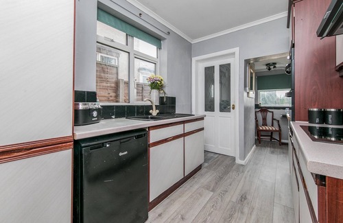 Colchester House | 4br-sleeps10-parking-garden