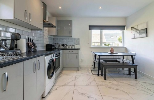 Bramcote House | 4br-sleeps8-privategarden-freeparking