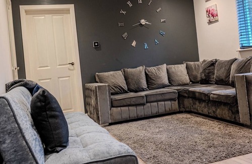 Nottingham House | 4br-sleeps8-privategarden-freeparking