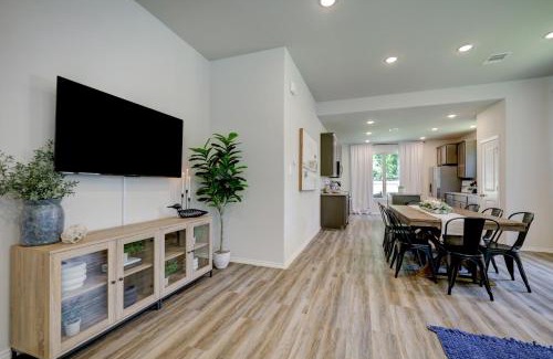 Montgomery House | 4BR Spacious Family Retreat, 5min Lake Conroe, Large Backyard Grill