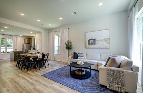 Montgomery House | 4BR Spacious Family Retreat, 5min Lake Conroe, Large Backyard Grill