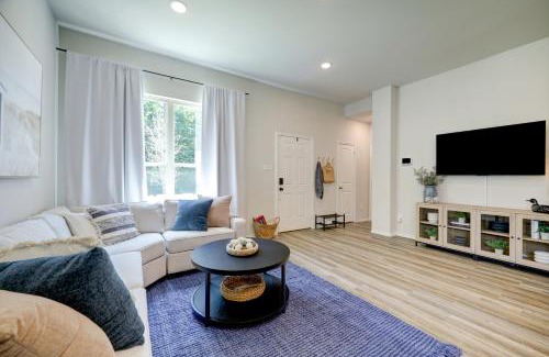Montgomery House | 4BR Spacious Family Retreat, 5min Lake Conroe, Large Backyard Grill
