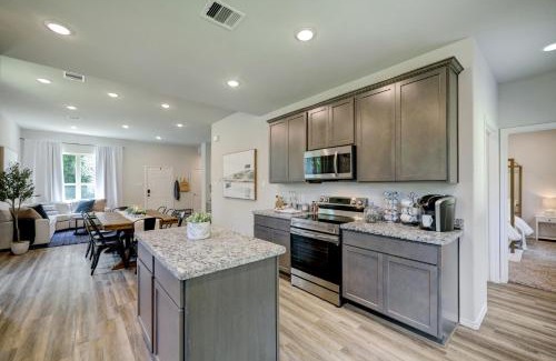 Montgomery House | 4BR Spacious Family Retreat, 5min Lake Conroe, Large Backyard Grill