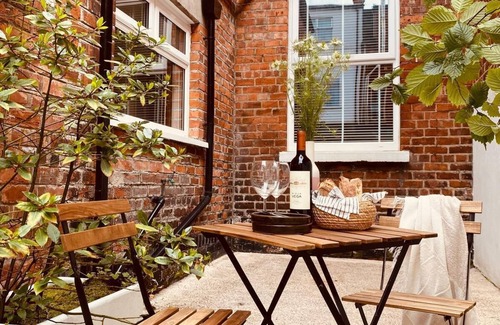 Ormeau House | 4BR Spacious Home- 5 Mins to City - Parking