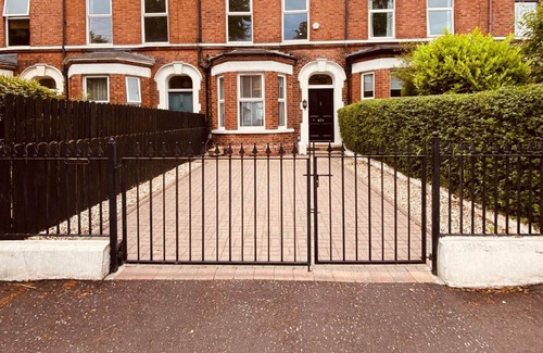Ormeau House | 4BR Spacious Home- 5 Mins to City - Parking