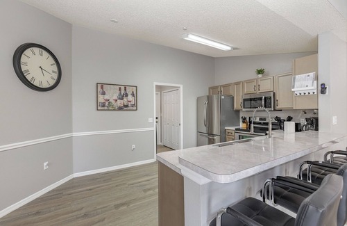 Sunridge Woods House | 4BR sunny retreat with pool, water views, W/D, 10 miles from Disney