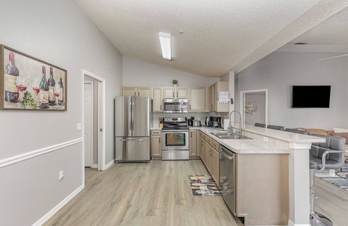 Sunridge Woods House | 4BR sunny retreat with pool, water views, W/D, 10 miles from Disney