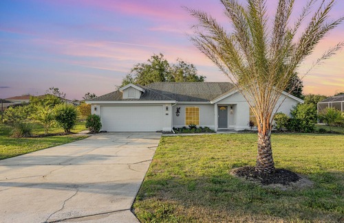 Sunridge Woods House | 4BR sunny retreat with pool, water views, W/D, 10 miles from Disney