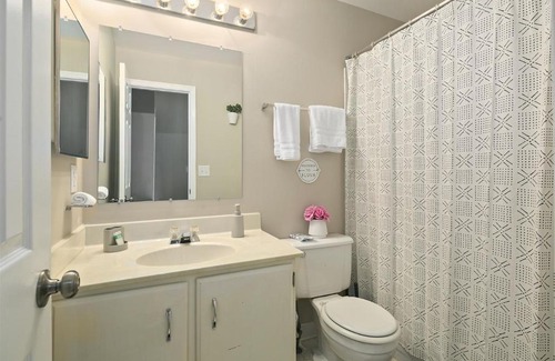 Countryside House | 4BR Townhome, Close to Shops & Restaurants, 40 Mins to DC