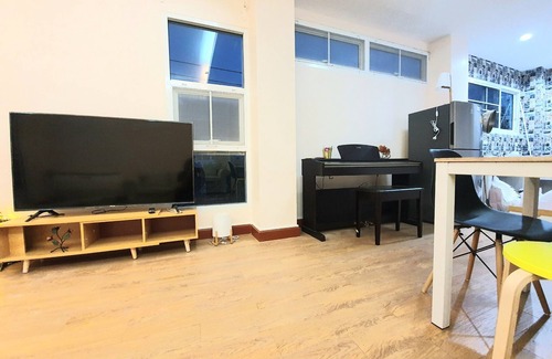 Chom Phon House | 4BR townhouse above 7-11, 10mins walk to trains, local food
