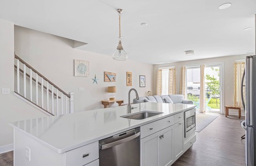 Lewes House | 4BR Townhouse with pool & bike trail access
