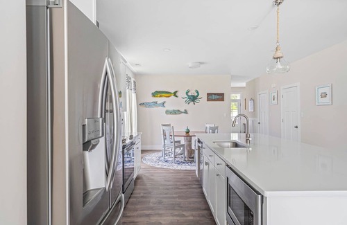 Lewes House | 4BR Townhouse with pool & bike trail access