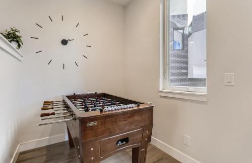 Highland House | 4BR Upscale Townhome Roof Top w Skyline Views