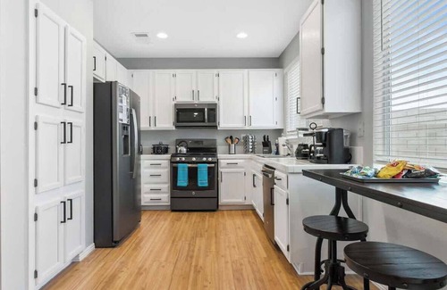 Foothills House | 4BR Vegas Home w/NEW Pool & Spa! Oasis of Luxury