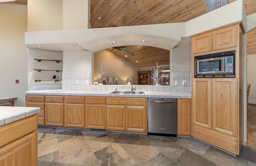 Arnold Cabin | 4BR w/AC, 10KW CCS compatible EV charger and Pool Table, Access to White Pines L