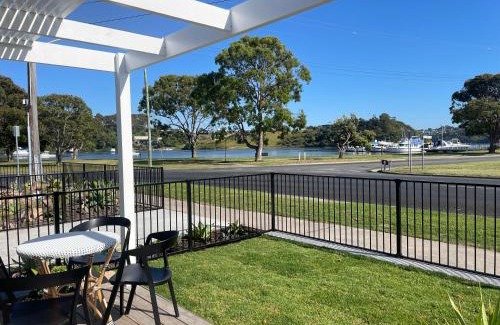 Lakes Entrance Villa | 4BR Waterfront - Skippers Quarterdeck