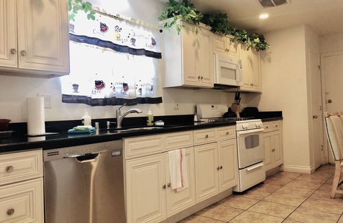 Beverly Green House | 4bRHOUSE,STRIP,LVCC,bigparking,family,pets-friendly,WSOP25,best,convention