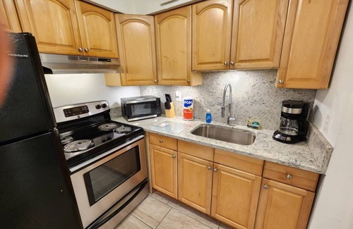 Bearss Plaza House | 4k TV's, Soft Mattress, Remodeled, Moffitt, USF