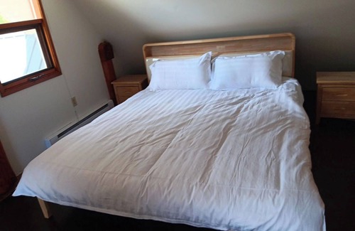 Tappen Hotel | 4km off Highway 1, just west of Shuswap Lake, with beautiful mountain view