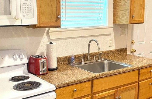 Wyandotte Apartment | 4Mi Downtown, Near Airport & Major Attractions, The Green House Unit B