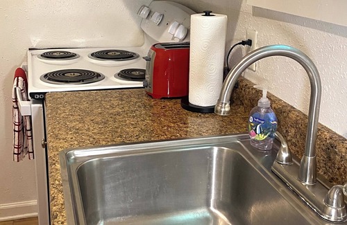 Wyandotte Apartment | 4Mi Downtown, Near Airport & Major Attractions, The Green House Unit B