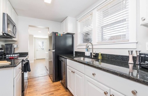 Plymouth House | ★4min walk KelloggPark★Dtown Plymouth★Parking★WD★