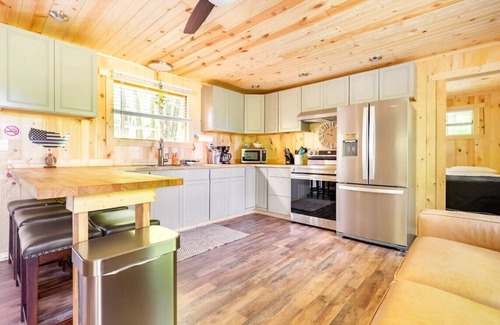 Carrollton Cabin | 4PelicansOhio: Relaxing Cabin Near Leesville Lake ~Pets Welcome~ 2 Queens & 1F