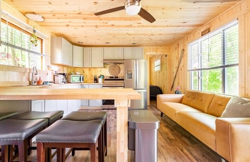 Carrollton Cabin | 4PelicansOhio: Relaxing Cabin Near Leesville Lake ~Pets Welcome~ 2 Queens & 1F