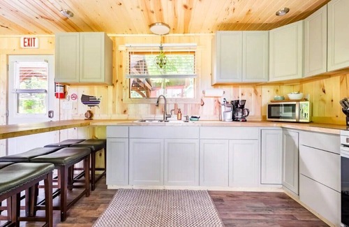 Carrollton Cabin | 4PelicansOhio: Relaxing Cabin Near Leesville Lake ~Pets Welcome~ 2 Queens & 1F
