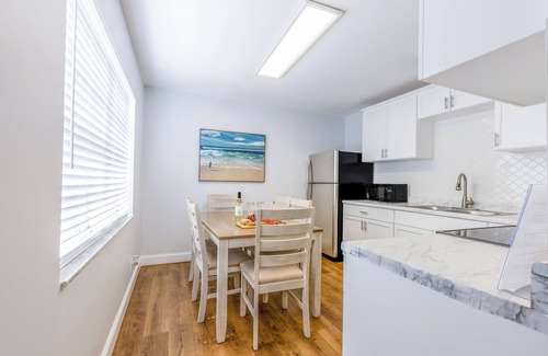 Palm Springs Apartment | 4ppl, 9 minutes to airport , BBQ, Top Location
