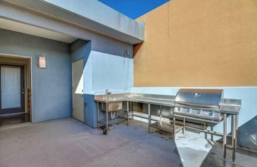 Raynolds Addition House | 4story 2bedroom 1.5bath townhome