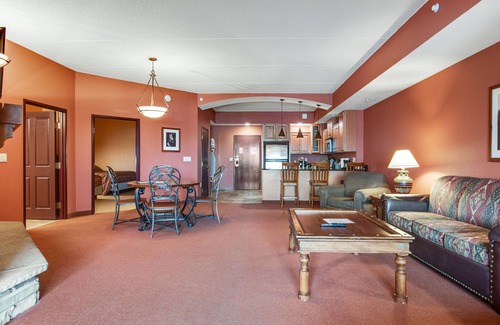 Wisconsin Dells Condo | 4th-floor condo with jetted tub, fireplace, washer/dryer, central AC, & kitchen