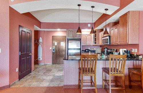 Wisconsin Dells Condo | 4th-floor condo with jetted tub, fireplace, washer/dryer, central AC, & kitchen