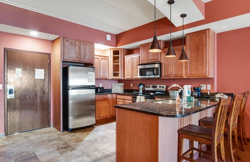 Wisconsin Dells Condo | 4th-floor condo with jetted tub, fireplace, washer/dryer, central AC, & kitchen