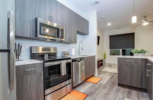 Downtown Louisville Apartment | 4th Street Suites - Luxury King Bed Suite