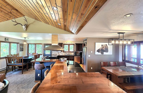 Granby House | ❤️5+1 Bedrooms on 5 Private ACRES! VIEWS😎HOTTUB❤️GAMEROOM! Great Location!