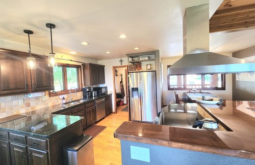 Granby House | ❤️5+1 Bedrooms on 5 Private ACRES! VIEWS😎HOTTUB❤️GAMEROOM! Great Location!