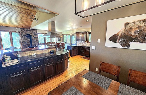 Granby House | ❤️5+1 Bedrooms on 5 Private ACRES! VIEWS😎HOTTUB❤️GAMEROOM! Great Location!