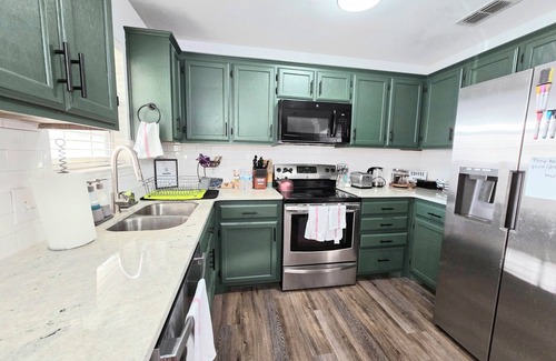 Abilene House | 5/2.5 house King, Queen, Full, Twin beds near Hendrick S. & Dyess. NO CARPET