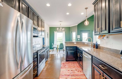Dripping Springs House | 5/2, Secluded POOL, amazing views & decks