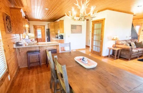 College Grove Cabin | 5 Acre 3 Bedroom Cabin Next Door to Troubadour