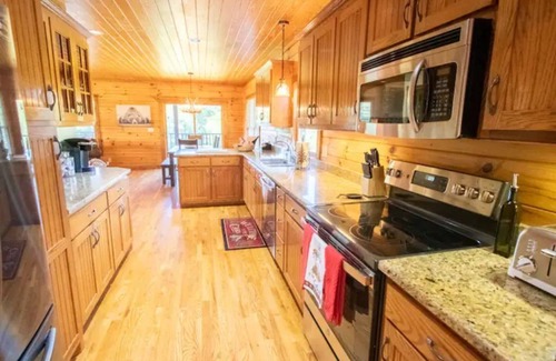 College Grove Cabin | 5 Acre 3 Bedroom Cabin Next Door to Troubadour